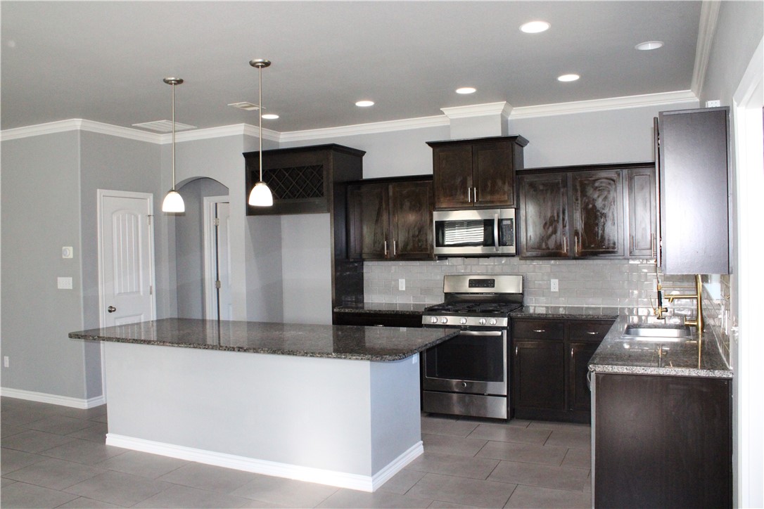 2942 Cantabria St Property Photo 4