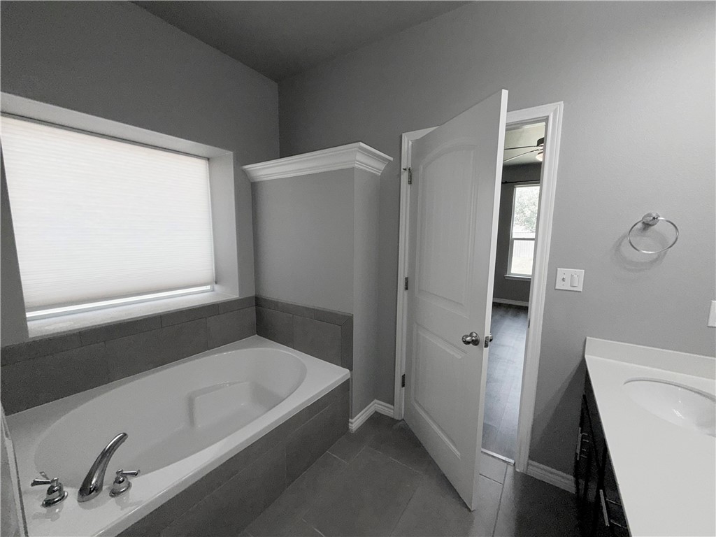 2942 Cantabria St Property Photo 12