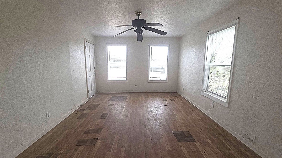 176 W Avenue D Ave Property Photo 2