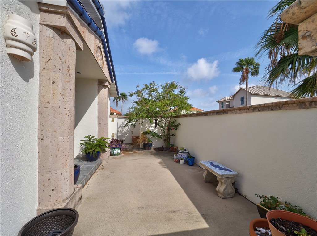13541 Peseta Ct Property Photo 4