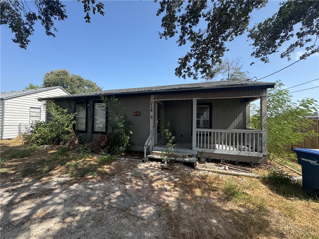 718 Webb St Property Photo 1