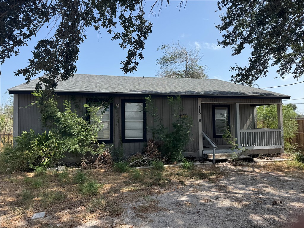 718 Webb St Property Photo 2
