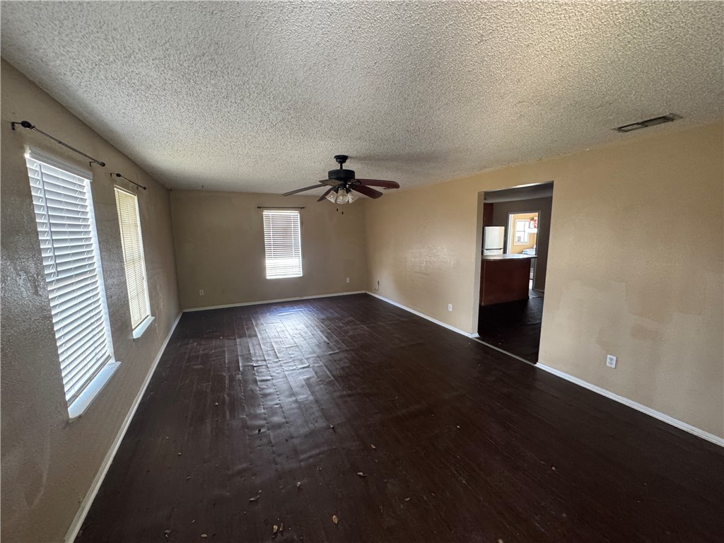 718 Webb St Property Photo 3