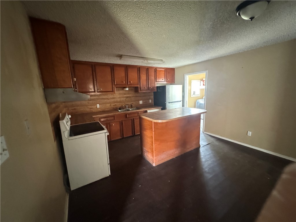 718 Webb St Property Photo 4