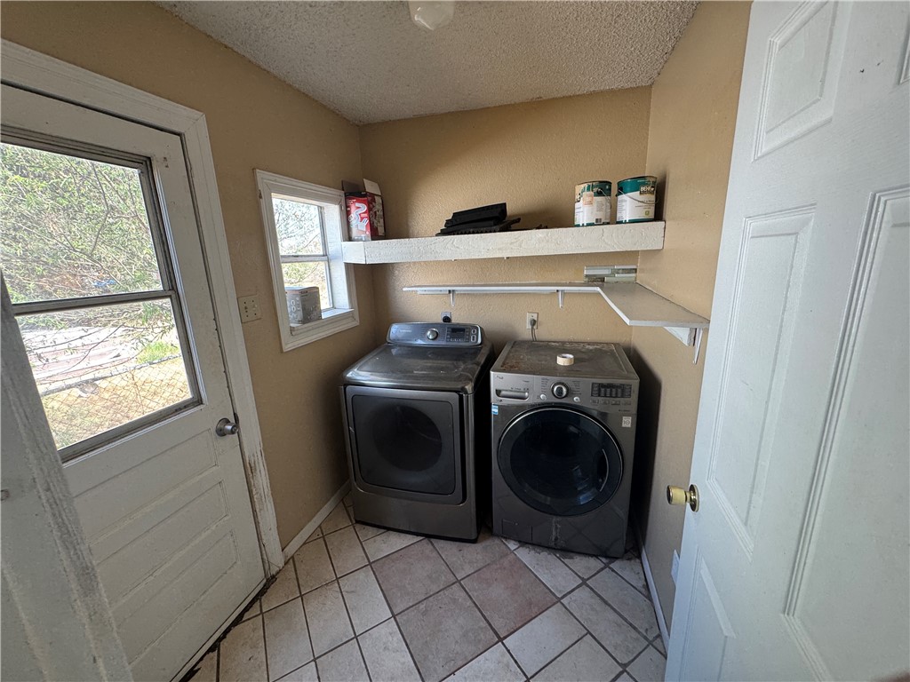 718 Webb St Property Photo 5