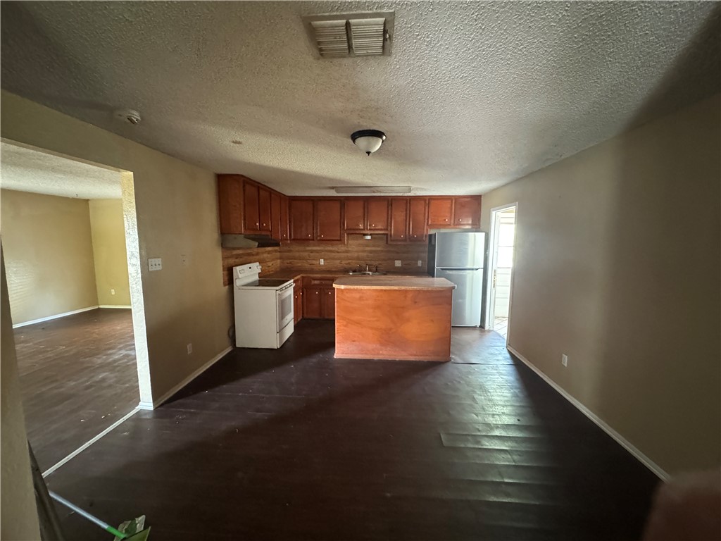 718 Webb St Property Photo 6