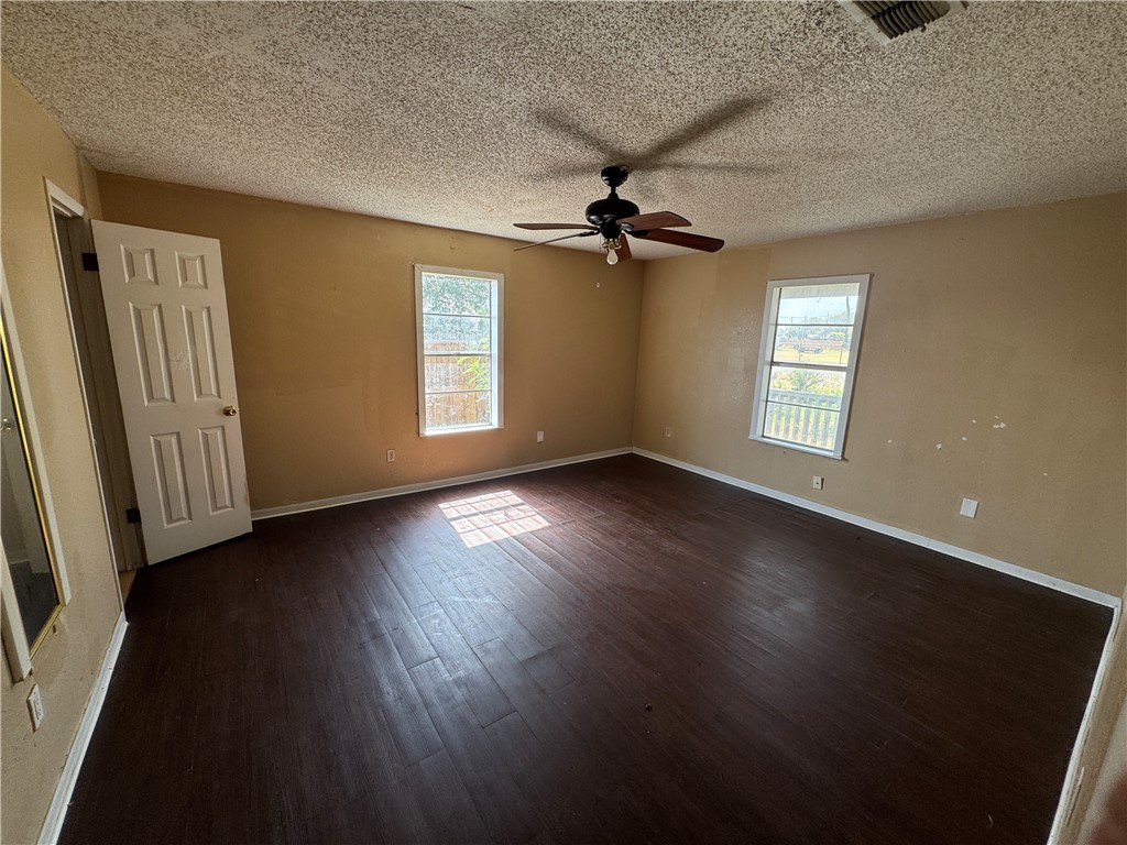 718 Webb St Property Photo 7