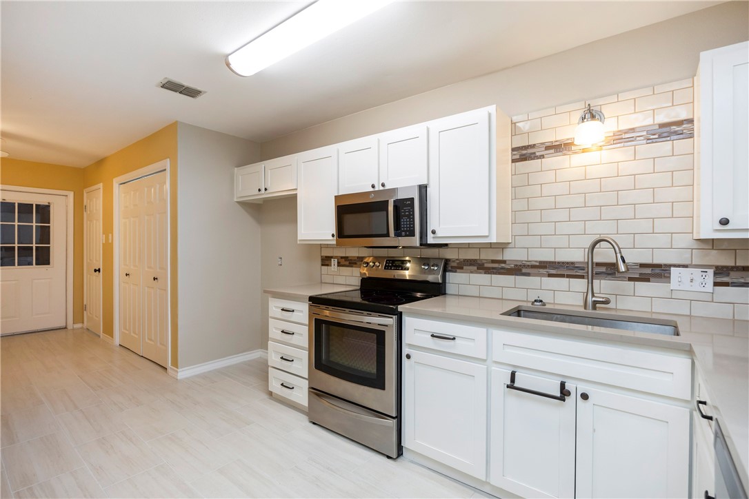 1818 Rodd Field Road D2 Property Photo 10