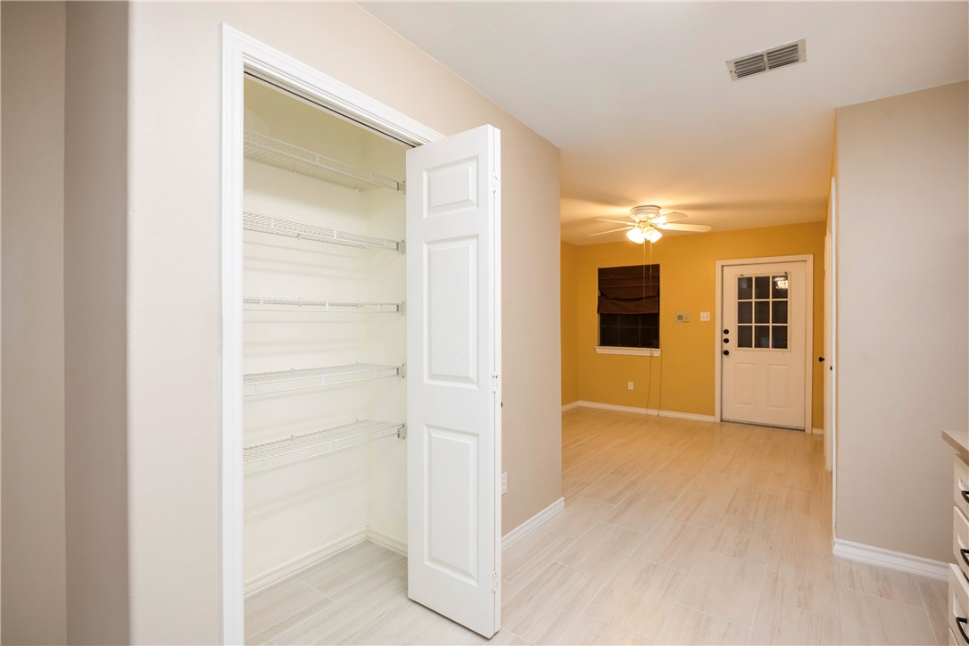 1818 Rodd Field Road D2 Property Photo 11