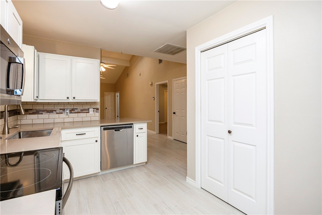 1818 Rodd Field Road D2 Property Photo 13
