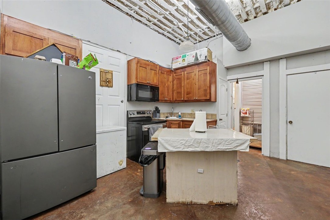 331 S Commercial St Property Photo 4