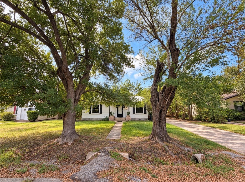 207 W Houston Property Photo 1