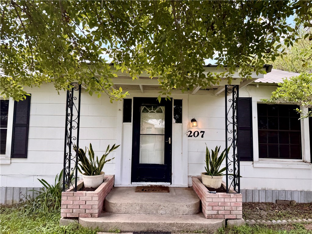 207 W Houston Property Photo 2