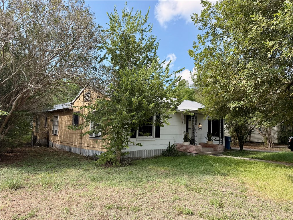 207 W Houston Property Photo 3