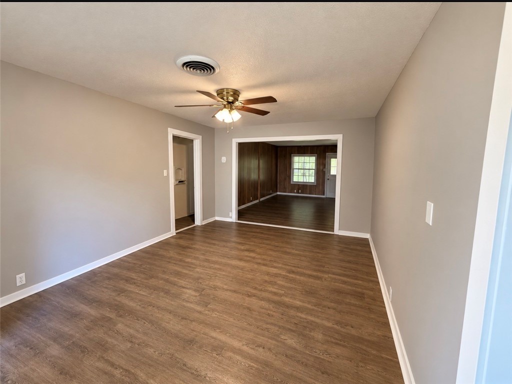 207 W Houston Property Photo 6