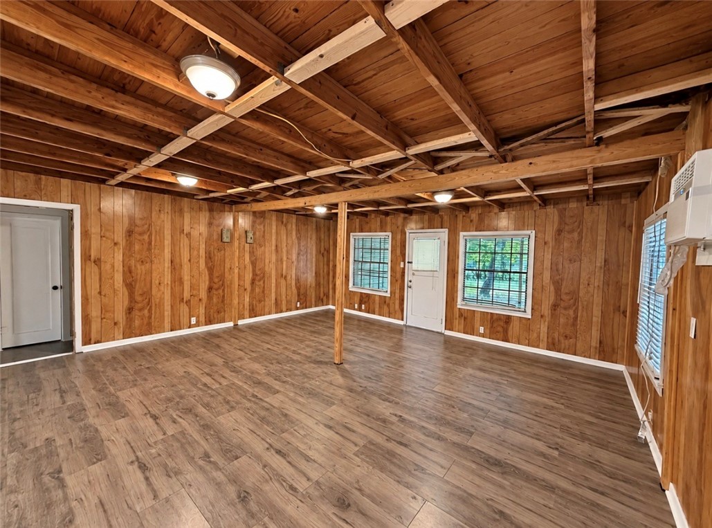 207 W Houston Property Photo 7