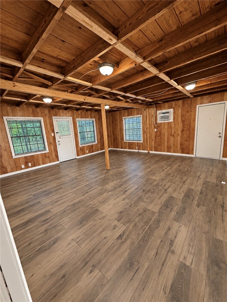 207 W Houston Property Photo 8