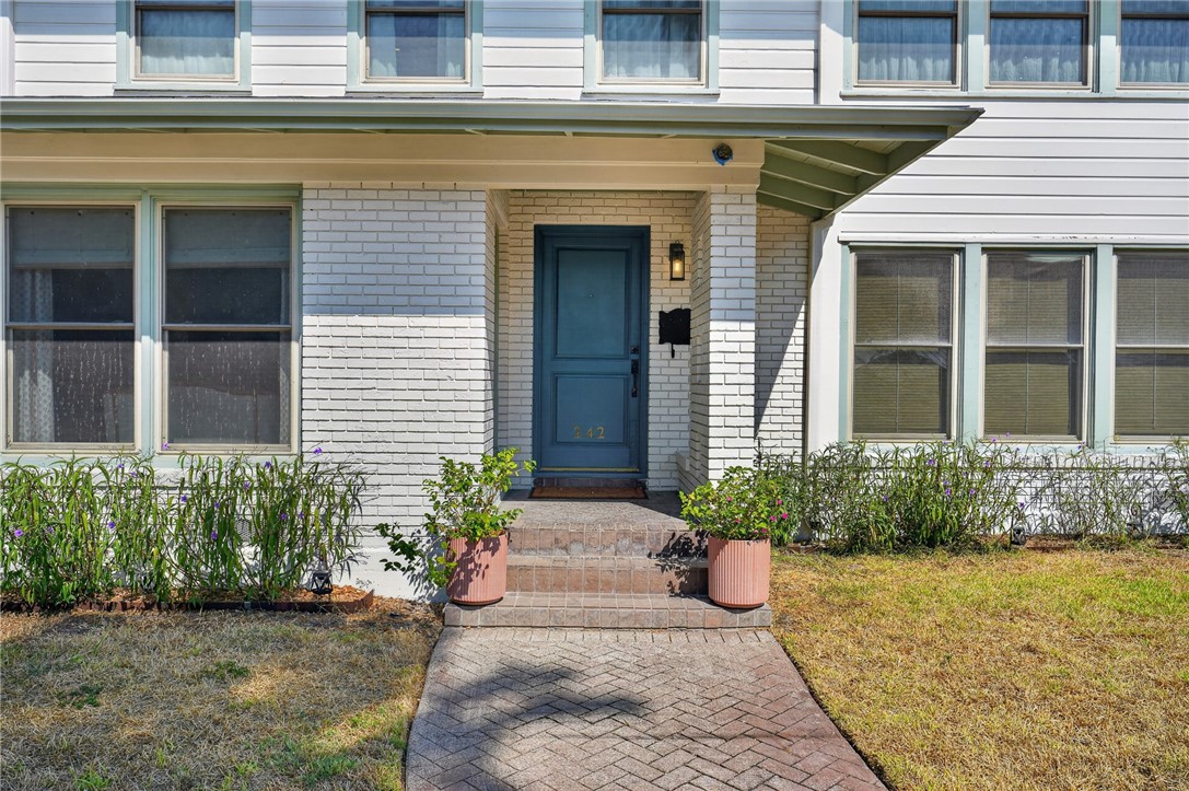 242 Rosebud Ave Property Photo 4