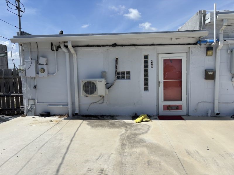 243 S Commercial St #B St Property Photo 1
