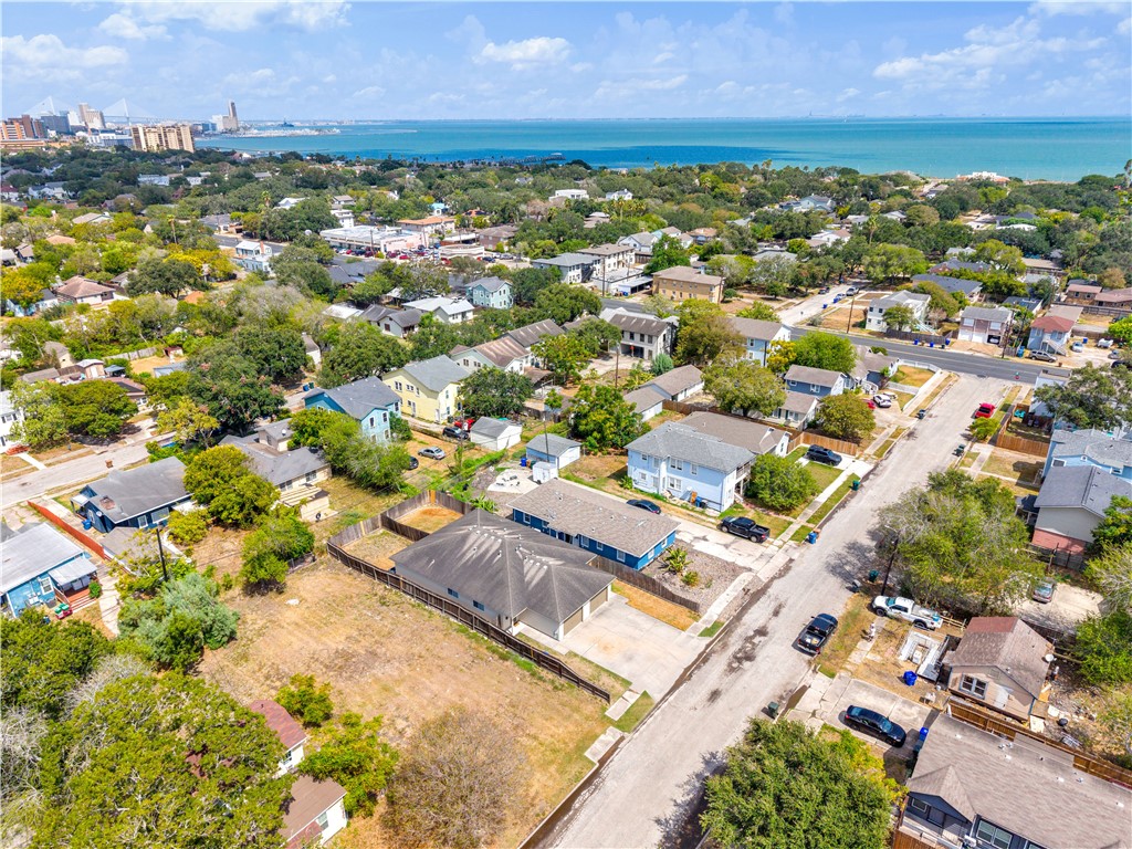 326 Oleander Ave A Property Photo 2