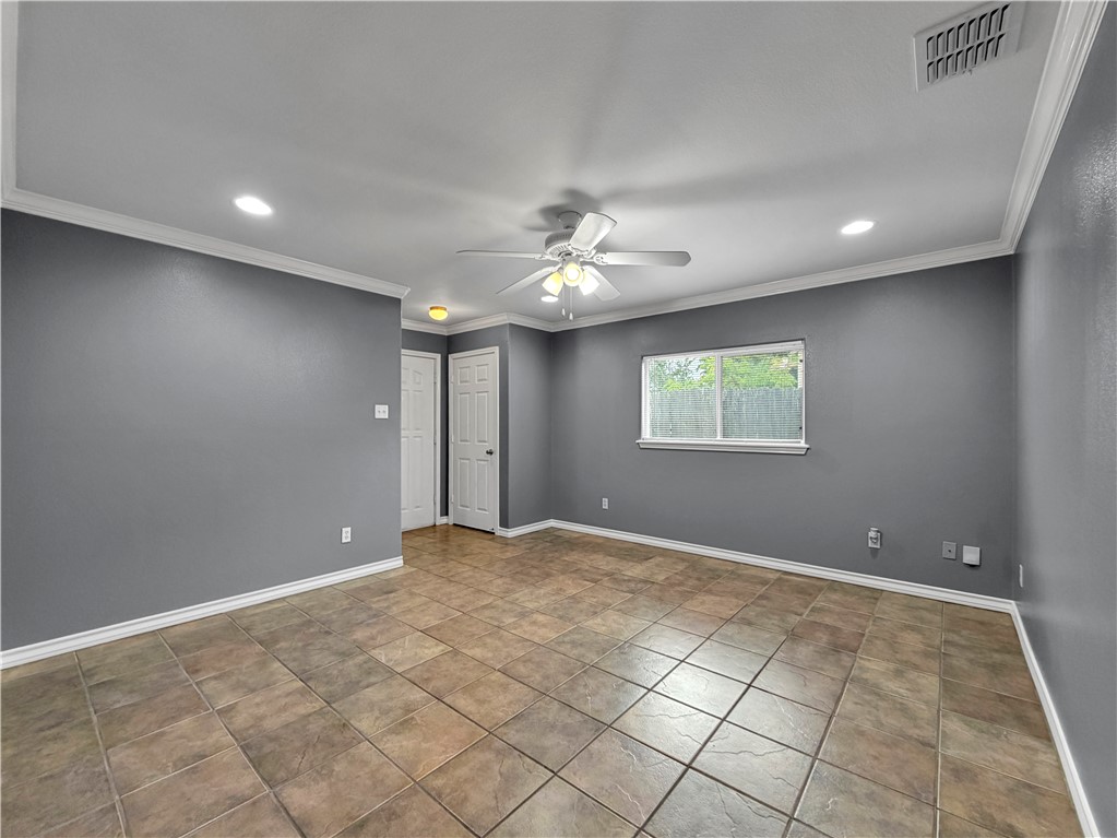326 Oleander Ave B Property Photo 5