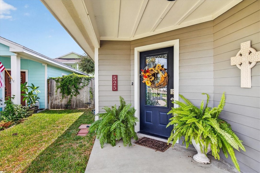 525 Lighthouse Channel Property Photo 2