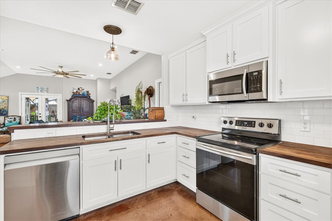 525 Lighthouse Channel Property Photo 17