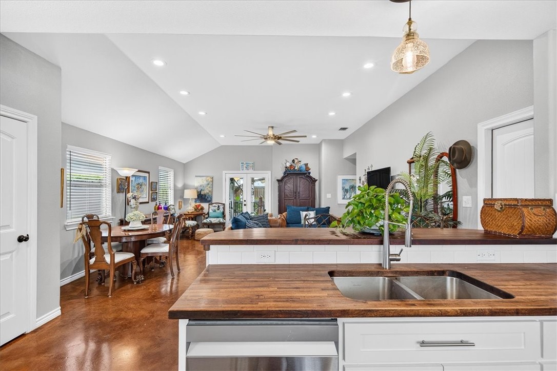 525 Lighthouse Channel Property Photo 18