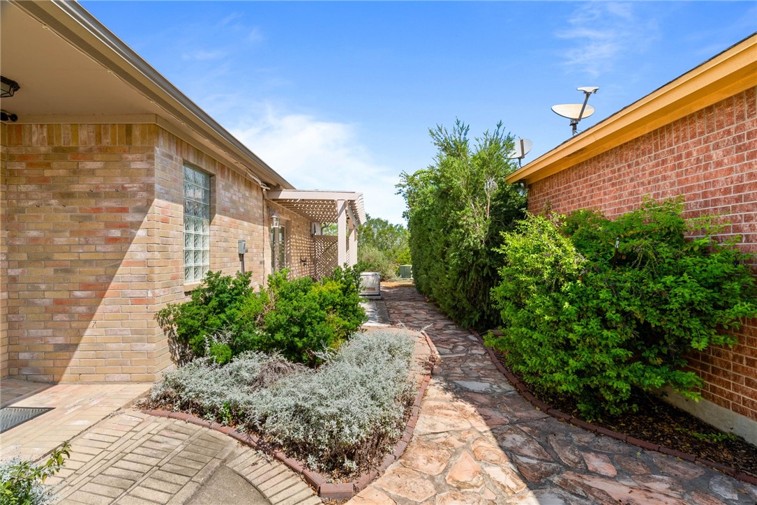 6302 Garden Ct Property Photo 5