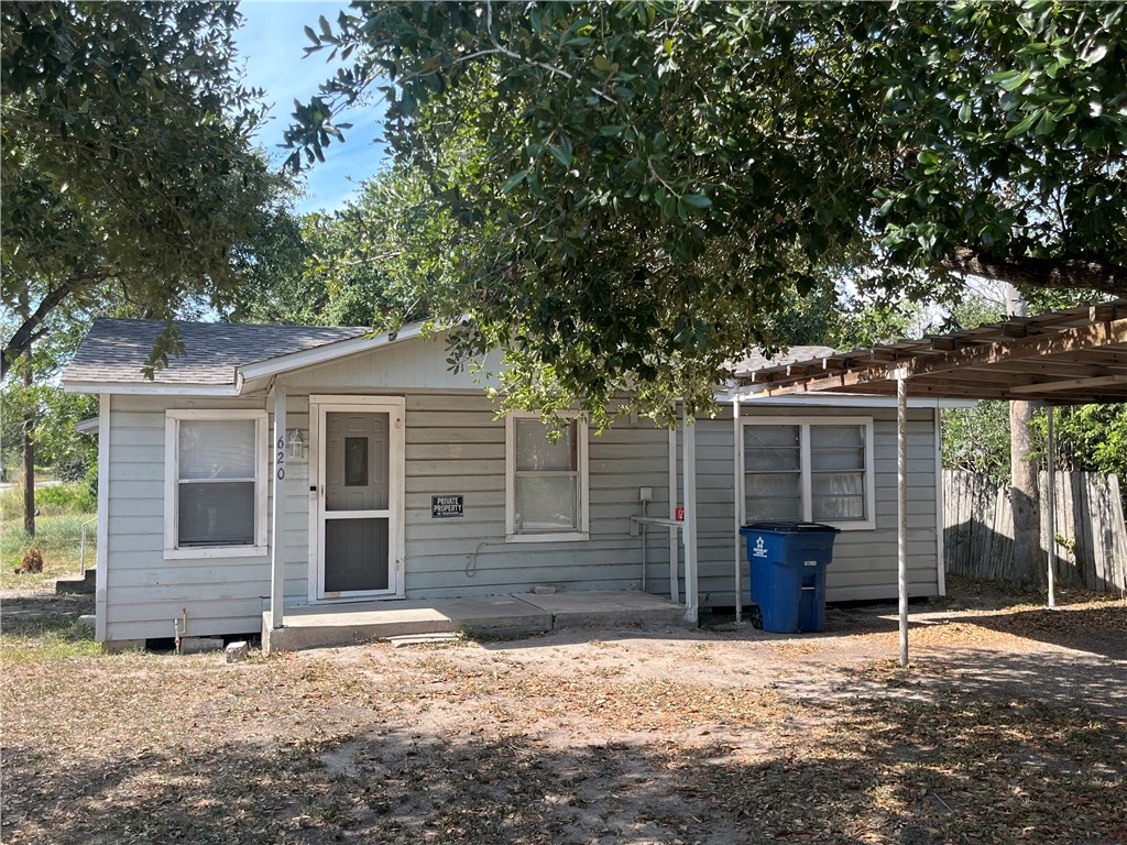 620 S Atascosa St Property Photo 1