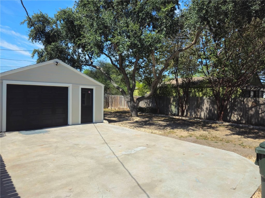 2321 Riggan St Property Photo 3