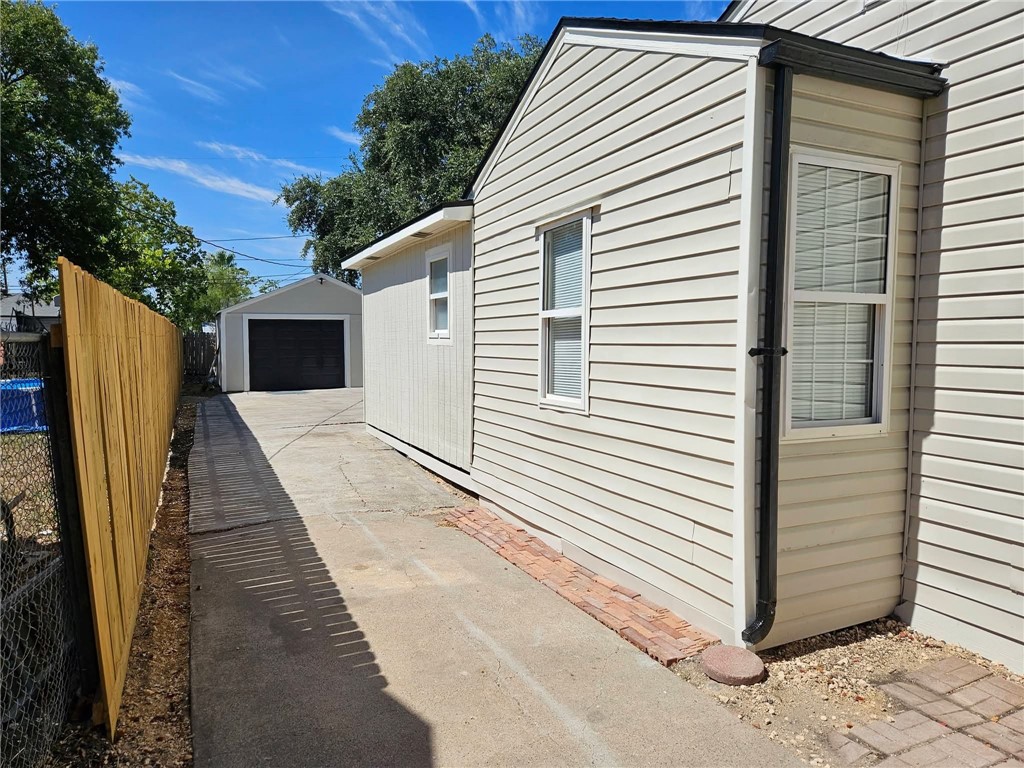 2321 Riggan St Property Photo 4