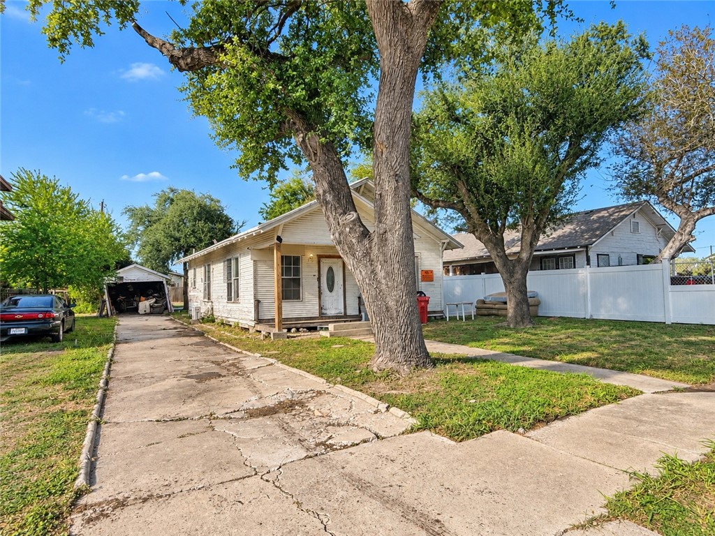 325 E Avenue C Property Photo 2
