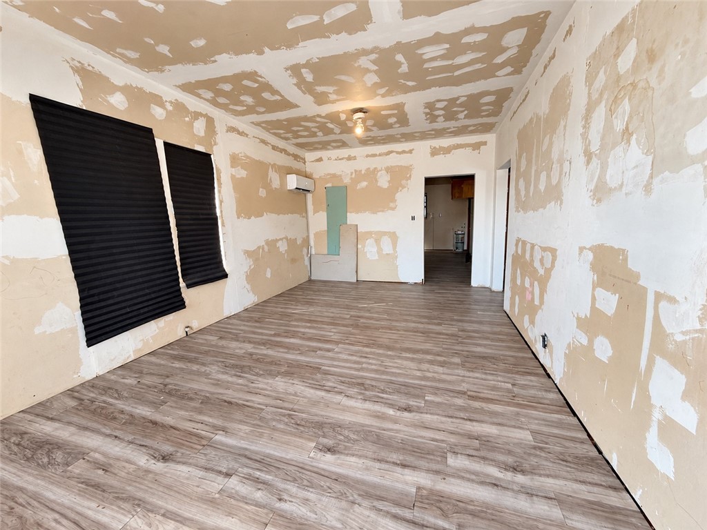 325 E Avenue C Property Photo 4