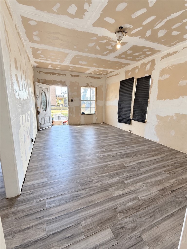 325 E Avenue C Property Photo 5