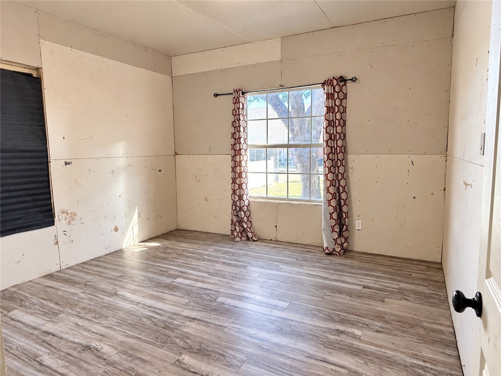 325 E Avenue C Property Photo 8