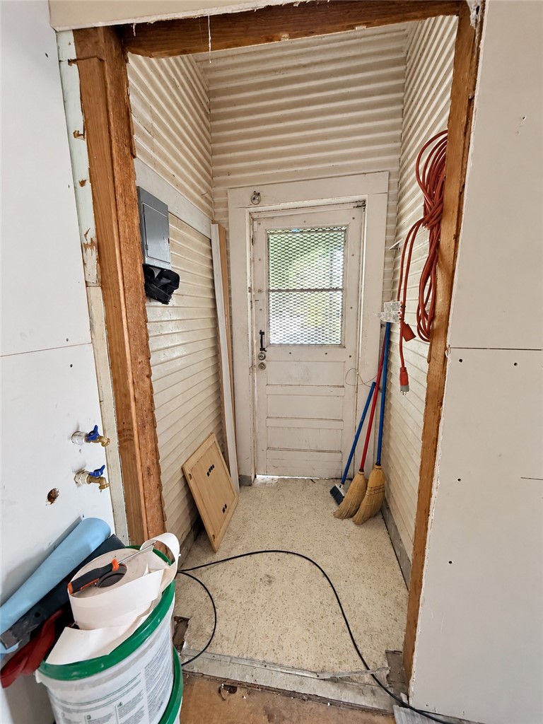325 E Avenue C Property Photo 13