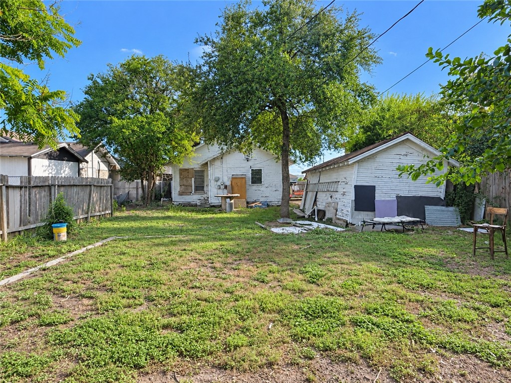 325 E Avenue C Property Photo 14