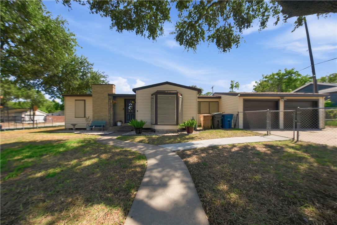 466 Macleod Dr Property Photo 1