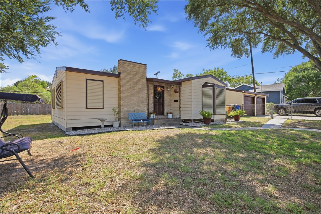 466 Macleod Dr Property Photo 2