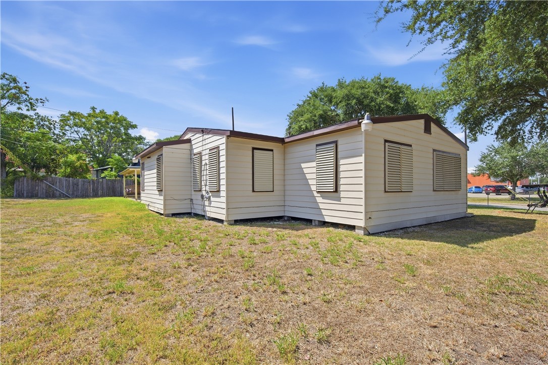466 Macleod Dr Property Photo 25