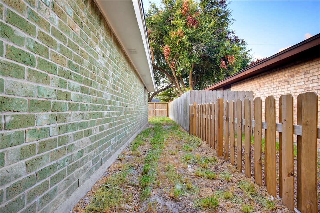 749 Alhambra Dr Property Photo 23