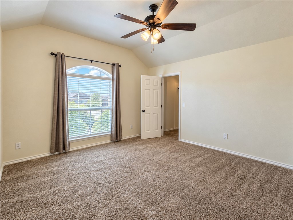 9542 English Oak Dr Property Photo 3