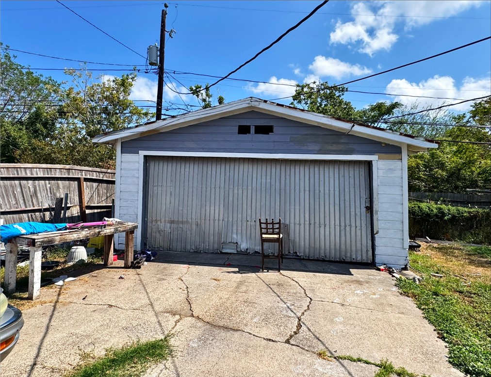 1634 Brentwood Dr Property Photo 3