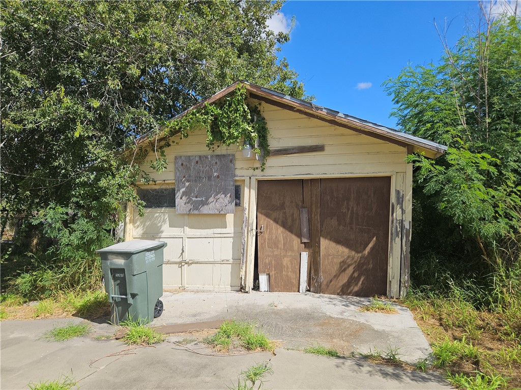 475 Cenizo St Property Photo 5