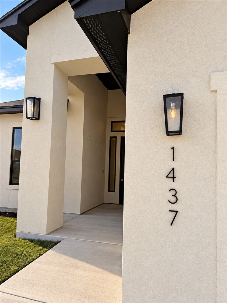 1437 Chloe Cay St. Property Photo 3
