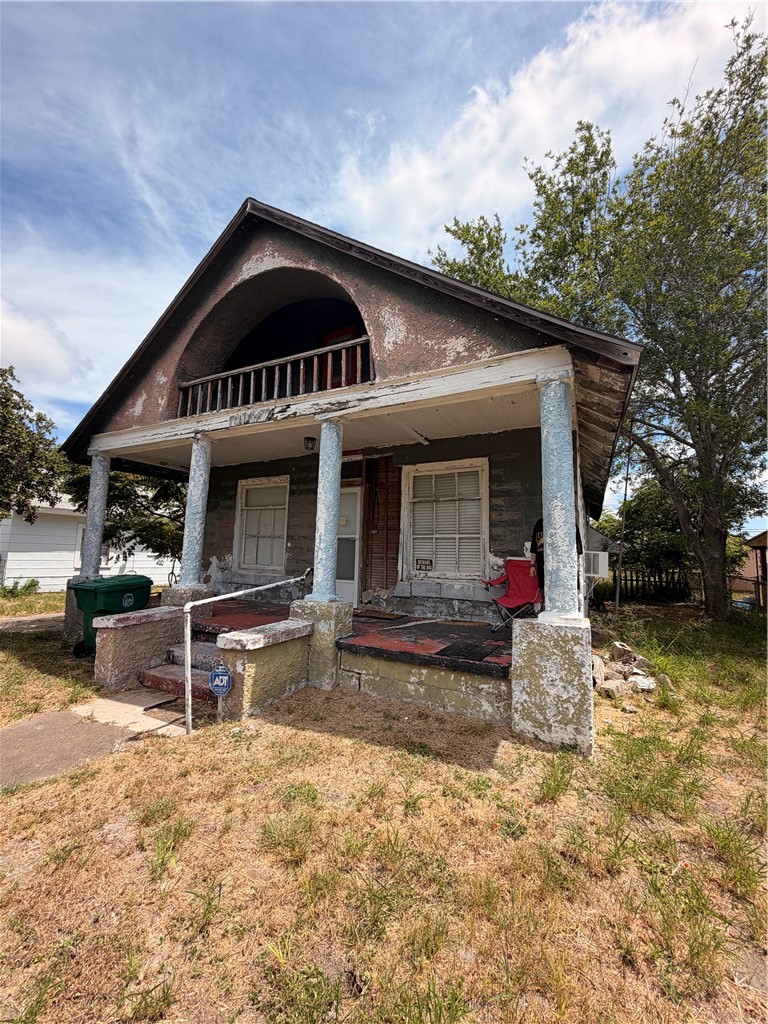 1027 S Houston St Property Photo 1