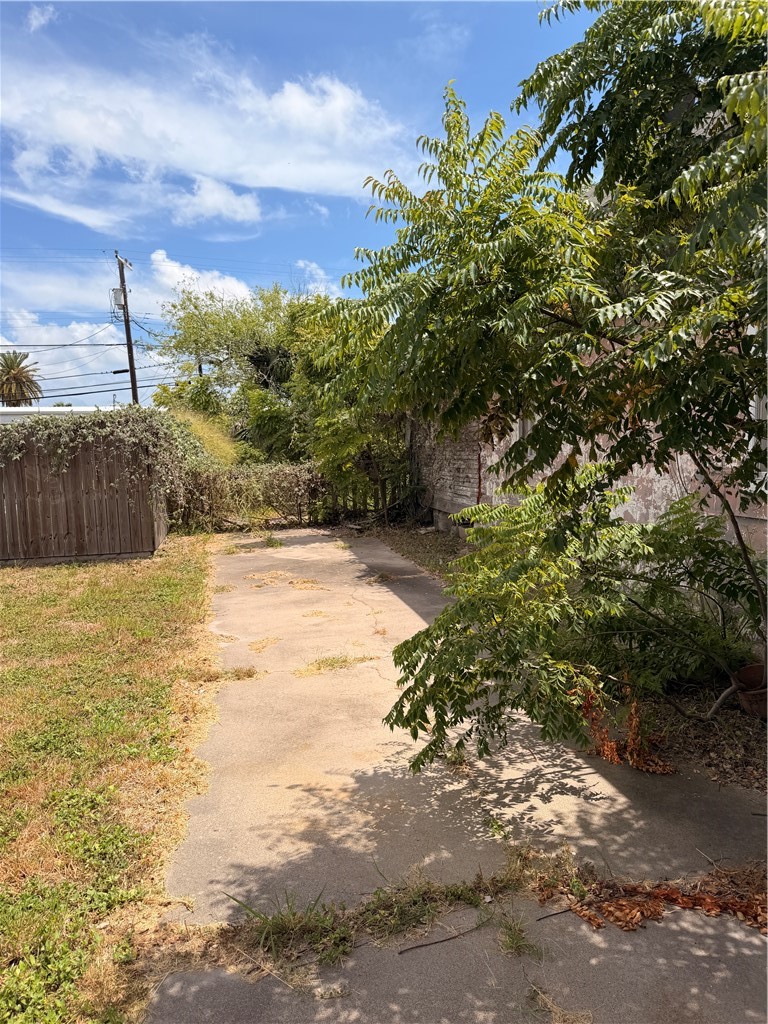1027 S Houston St Property Photo 3
