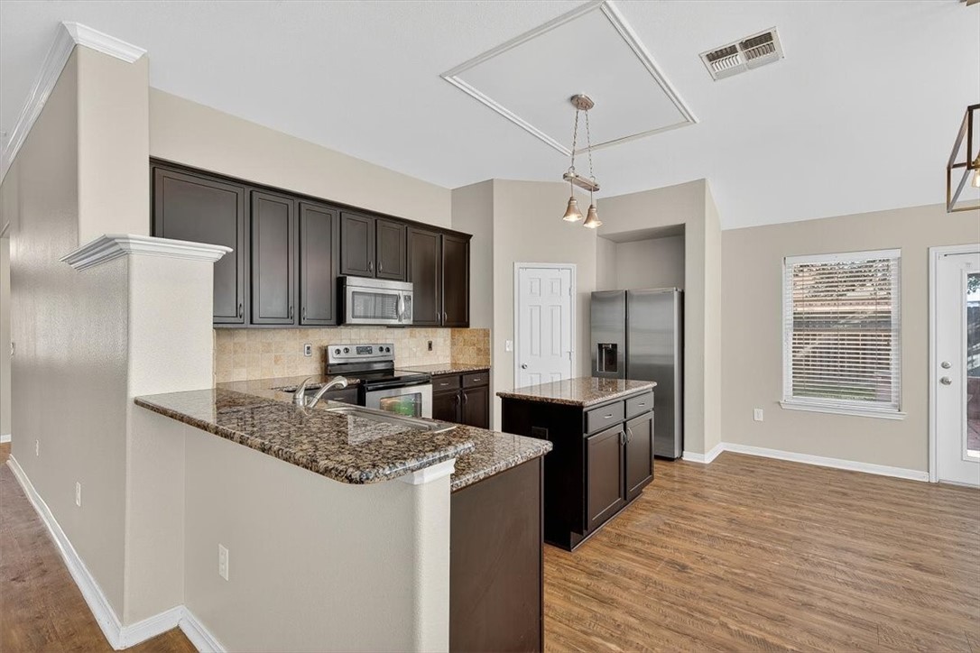 7506 Exeter Property Photo 9