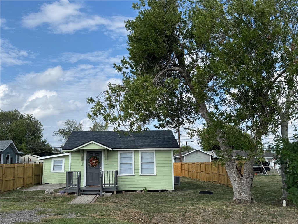 448 Peach St Property Photo 3